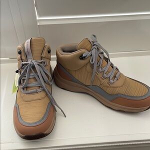 NEW Rockport Total Motion High-Top Woman’s Waterproof Short Boot Shoes 7.5 Size